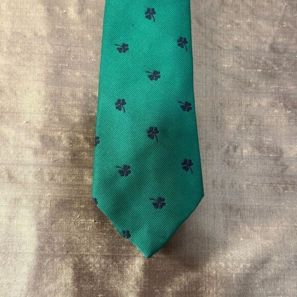 carson pirie scott Other - Vintage St. Patrick's Shamrock Green navy Carson Petrie Scott silk Tie